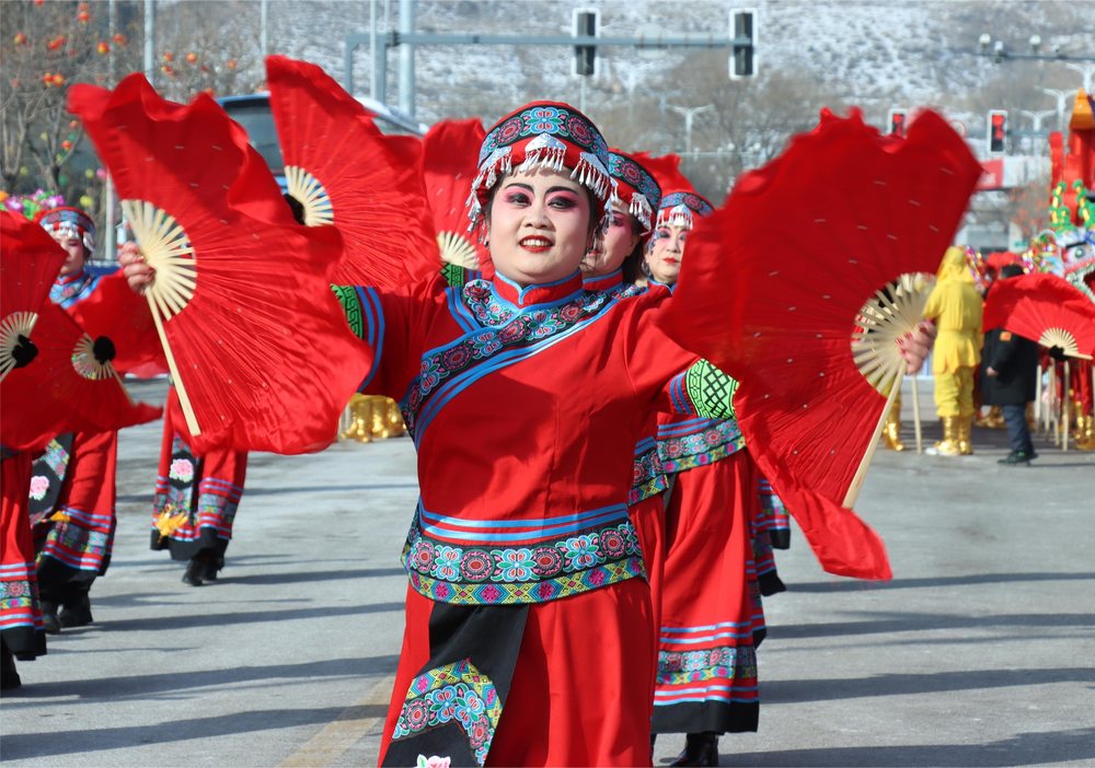节庆现场扇子舞表演摄影